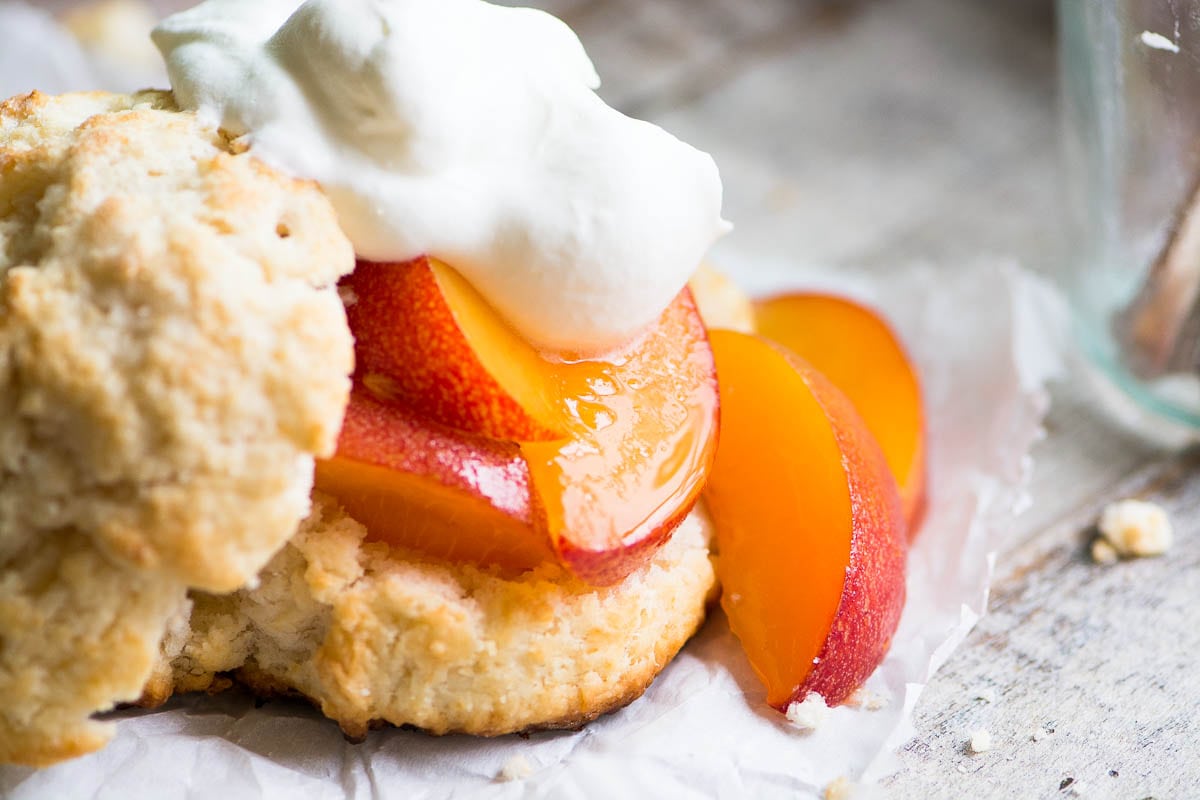 Peach Shortcakes with Ginger Cream photo Peach Shortcakes with Ginger Cream foto