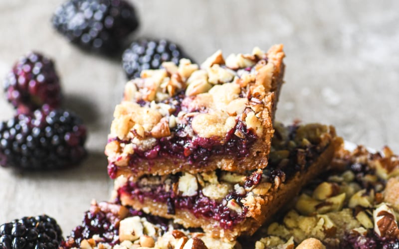 blackberry pecan bars with fresh blackberries