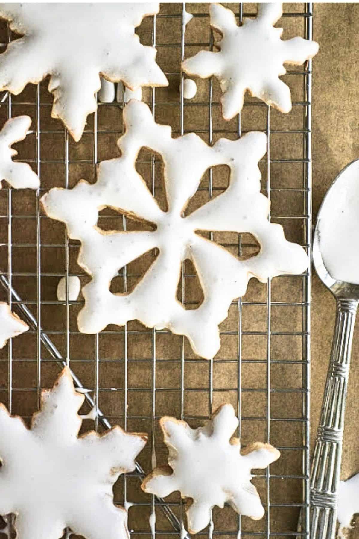 speculoos cookies frosted with royal icing.