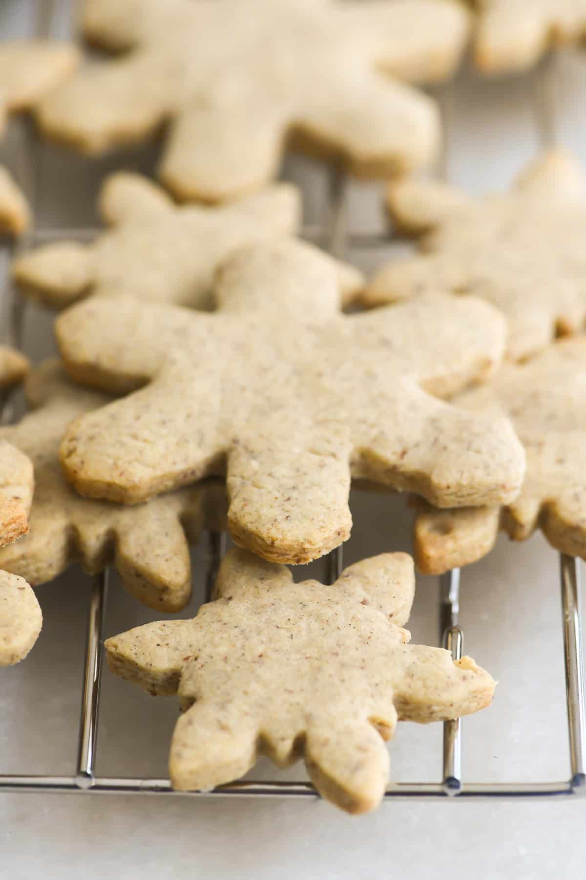 Speculoos cookies cut into snowflake shapes.