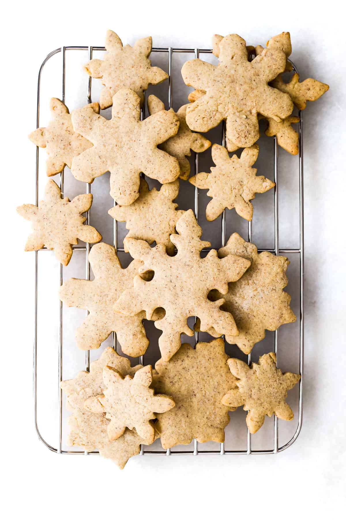 speculoos cookies on a cooling rack.