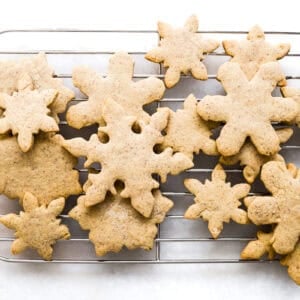 speculoos cookies on a rack.