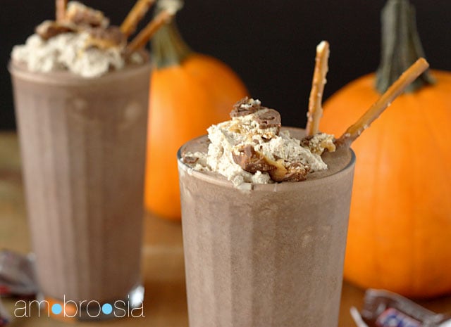 https://4.bp.blogspot.com/-_YD40-cjRgI/UJCGahF_YnI/AAAAAAAACIQ/mx0pzGIWeYU/s1600/snickers-pretzel-milkshake-1.jpg