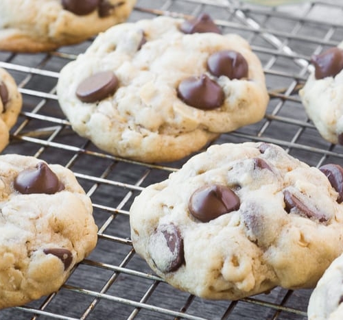Soft Batch Oatmeal Chocolate Chip Cookies are the BEST cookies ever! * theviewfromgreatisland.com