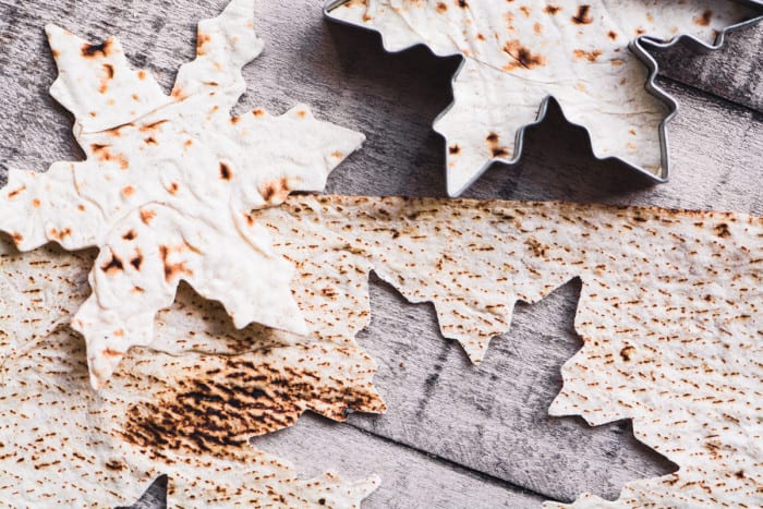 Festive and healthy Snowflake Pita Chips for all your holiday appetizers! ~ theviewfromgreatisland.com