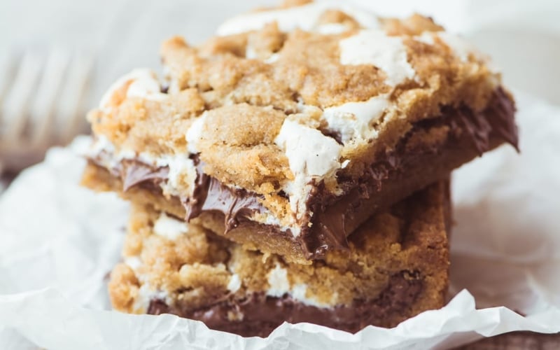 Nutella S'mores Bars ~ everybody's favorite campfire treat in an ooey gooey bar!