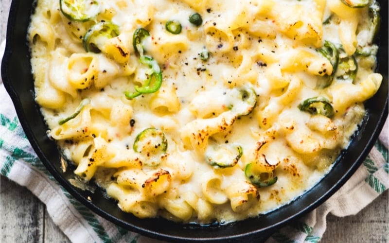 Pepper jack mac and cheese in a cast iron skillet.