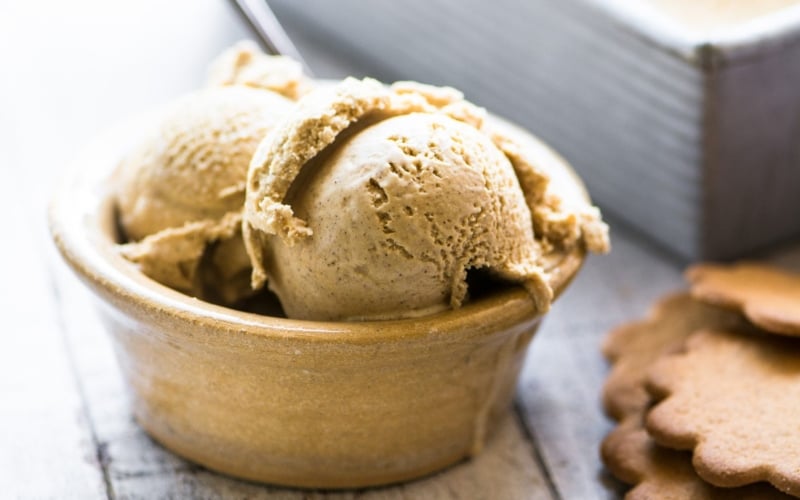 gingerbread ice cream in a small bowl
