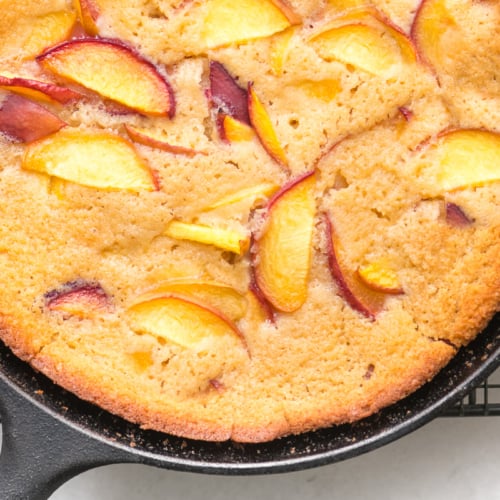 peach buckle in a cast iron skillet