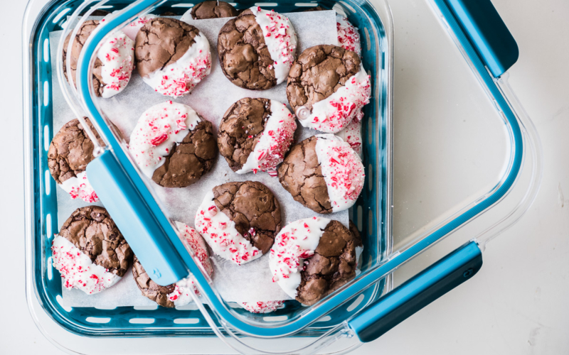 Cookies packed in an Ello silicone sleeved baking pan
