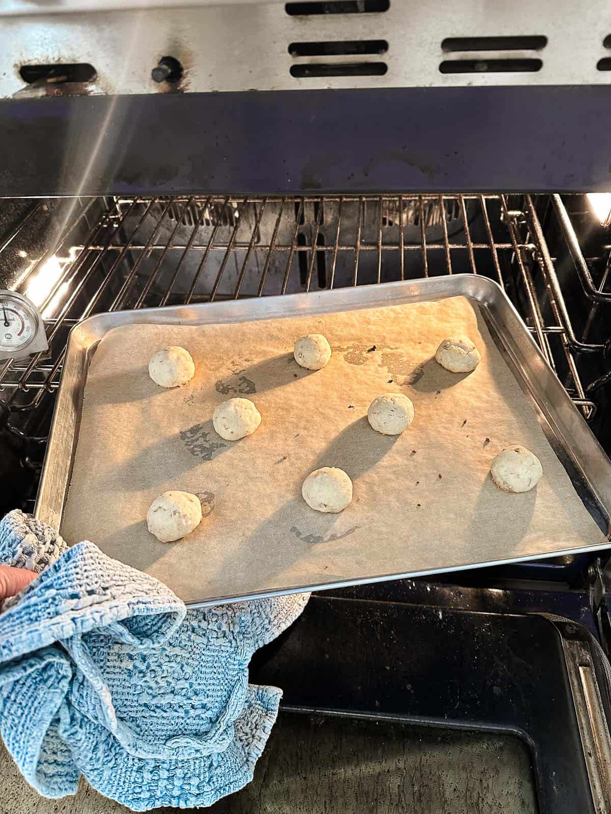 Baking walnut ginger butter balls