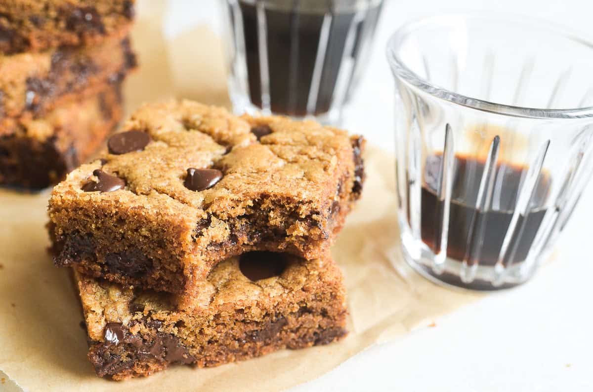 cardamom coffee blondies with glasses of coffee.