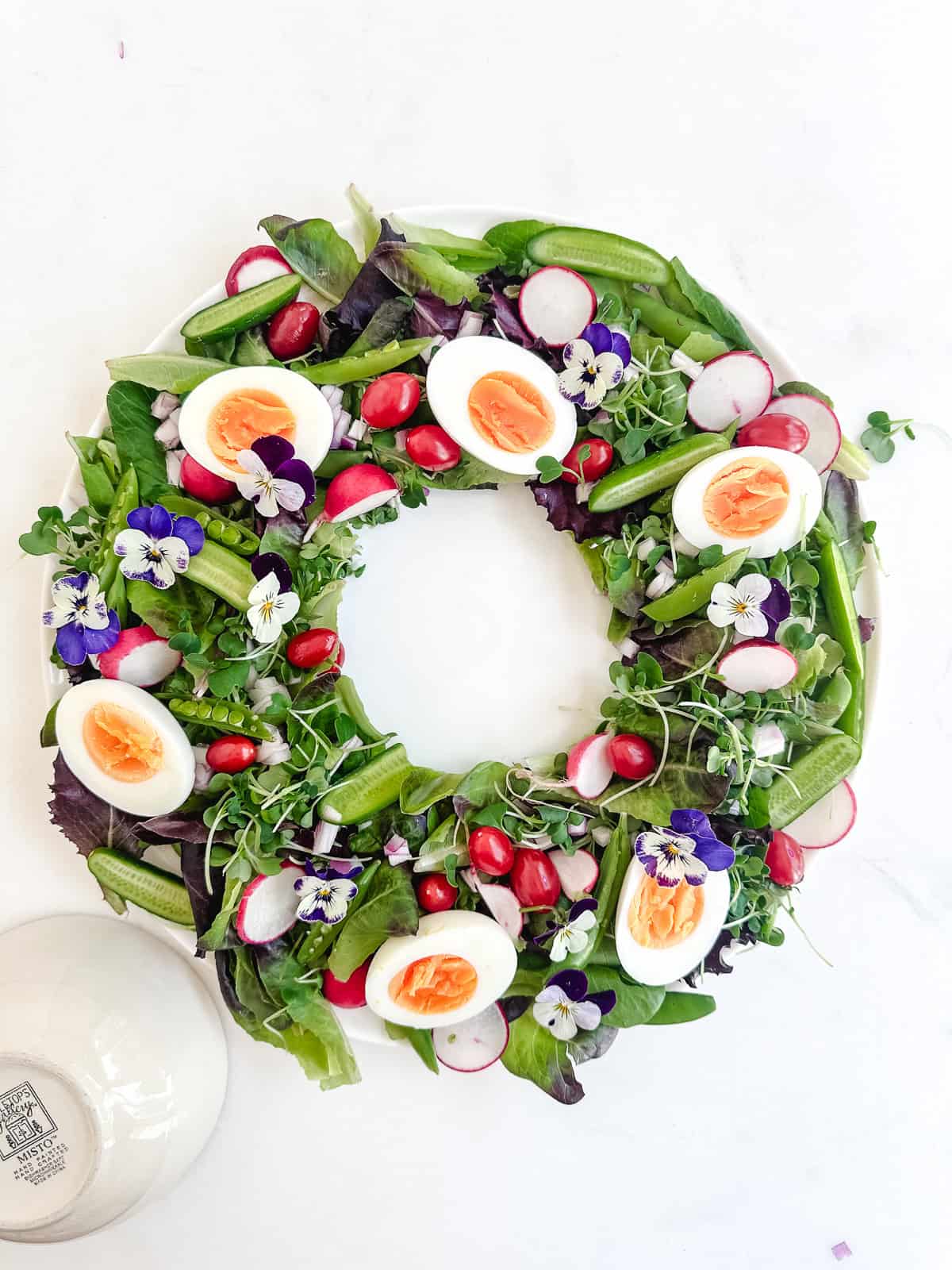 How to make a wreath salad: remove bowl to reveal the wreath shape.