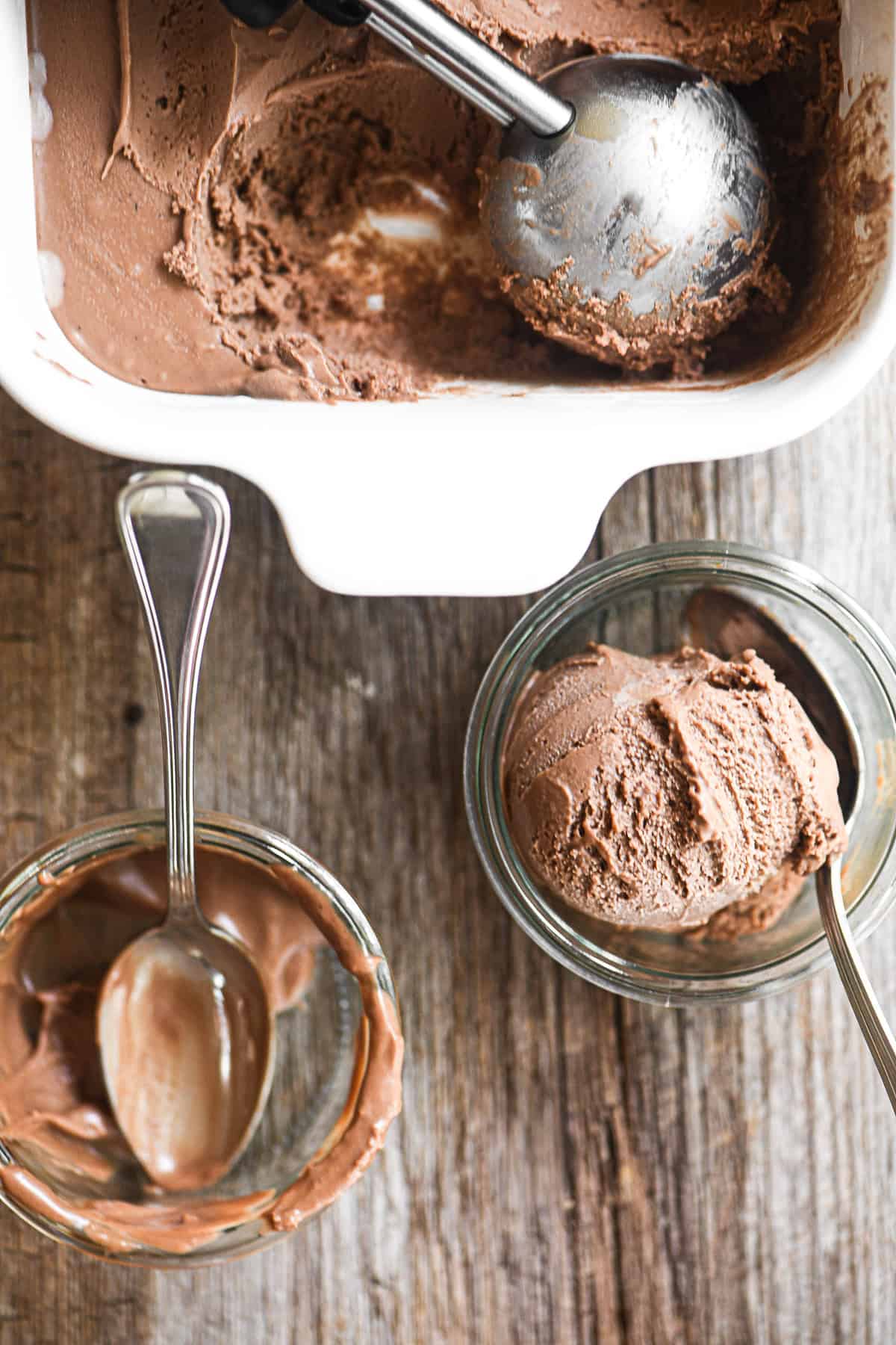 No churn Nutella ice cream in small Weck glass jars.